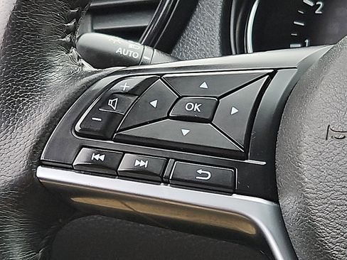 Used 2018 Nissan Rogue SV image 19