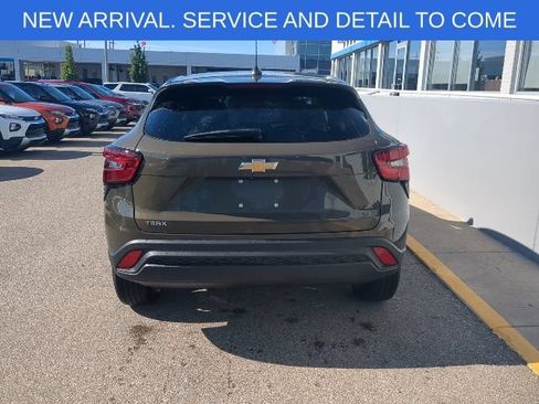 Used 2024 Chevrolet Trax LS w/ LS Convenience Package FWD image 6