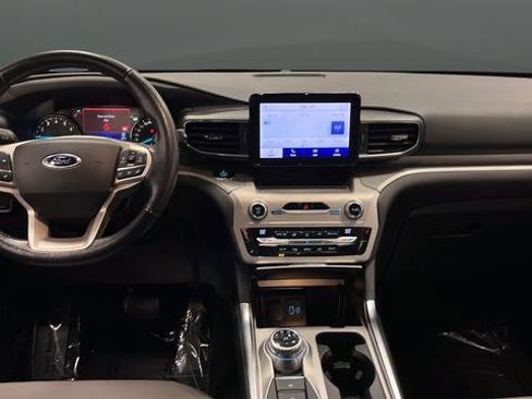 Used 2021 Ford Explorer XLT w/ XLT Sport Appearance Package image 11