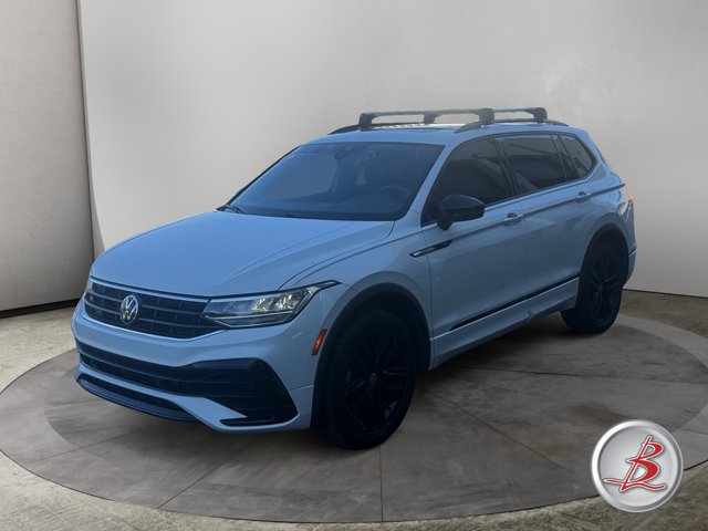 Used 2022 Volkswagen Tiguan SE R-Line AWD/4WD image 3