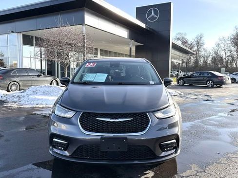 Used 2023 Chrysler Pacifica Touring-L image 2