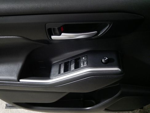 Used 2020 Toyota Highlander XLE image 19