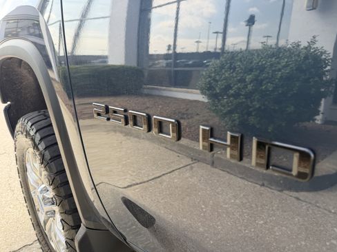 Used 2020 Chevrolet Silverado 2500 High Country w/ Technology Package image 17