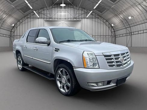Used 2011 Cadillac Escalade EXT Premium image 7