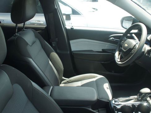Used 2025 Chevrolet Trax LT FWD image 5