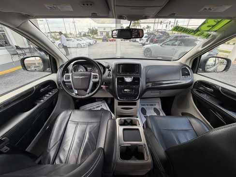 Used 2013 Chrysler Town & Country Touring FWD image 4