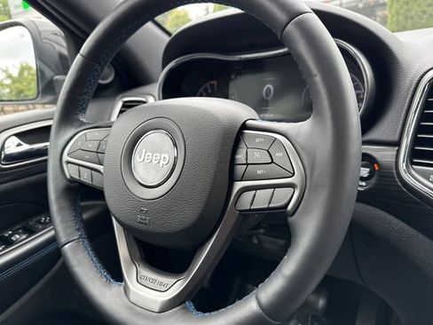 Used 2019 Jeep Grand Cherokee Laredo AWD/4WD image 13