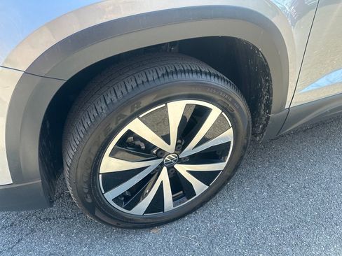 Certified 2022 Volkswagen Taos SE AWD/4WD image 2