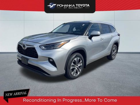 Used 2024 Toyota Highlander XLE AWD/4WD image 1