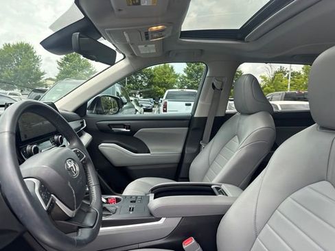 Used 2023 Toyota Highlander XLE FWD image 9