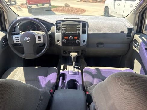 Used 2014 Nissan Frontier SV w/ SV Value Truck Package AWD/4WD image 9