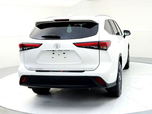 Used 2021 Toyota Highlander XLE AWD/4WD image 5