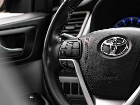 Used 2018 Toyota Highlander XLE FWD image 12