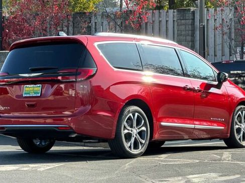 New 2026 Chrysler Pacifica Pinnacle image 4