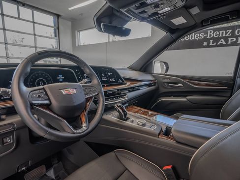 Used 2024 Cadillac Escalade Premium Luxury AWD/4WD image 6