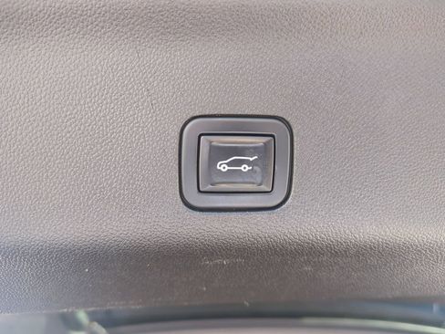 Used 2023 GMC Yukon XL Denali image 15