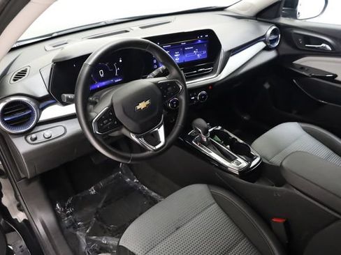 Used 2025 Chevrolet Trax LT w/ LT Convenience Package FWD image 11