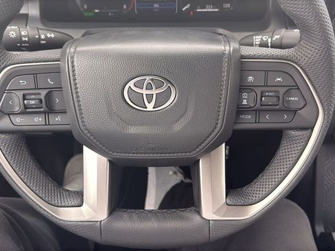 Used 2023 Toyota Highlander XLE AWD/4WD image 12
