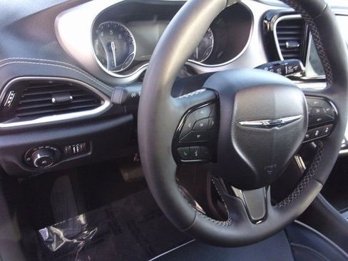 Used 2025 Chrysler Pacifica Limited image 4