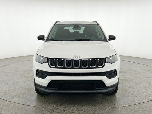 Used 2025 Jeep Compass Latitude AWD/4WD image 2