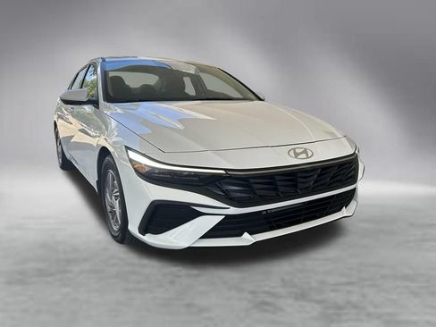 Used 2025 Hyundai Elantra SE FWD image 2