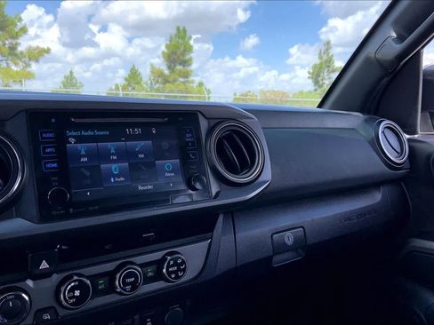 Used 2018 Toyota Tacoma TRD Off-Road w/ Technology Package AWD/4WD image 35