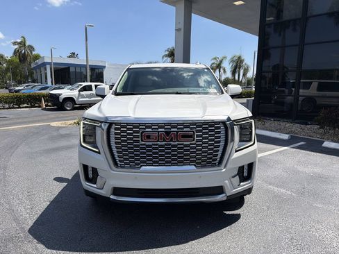 Used 2024 GMC Yukon XL Denali w/ Denali Reserve Package AWD/4WD image 3
