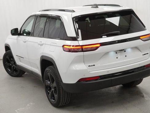 Used 2023 Jeep Grand Cherokee Limited w/ Luxury Tech Group II image 11