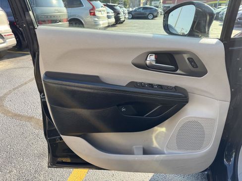 Used 2022 Chrysler Pacifica Touring-L image 19