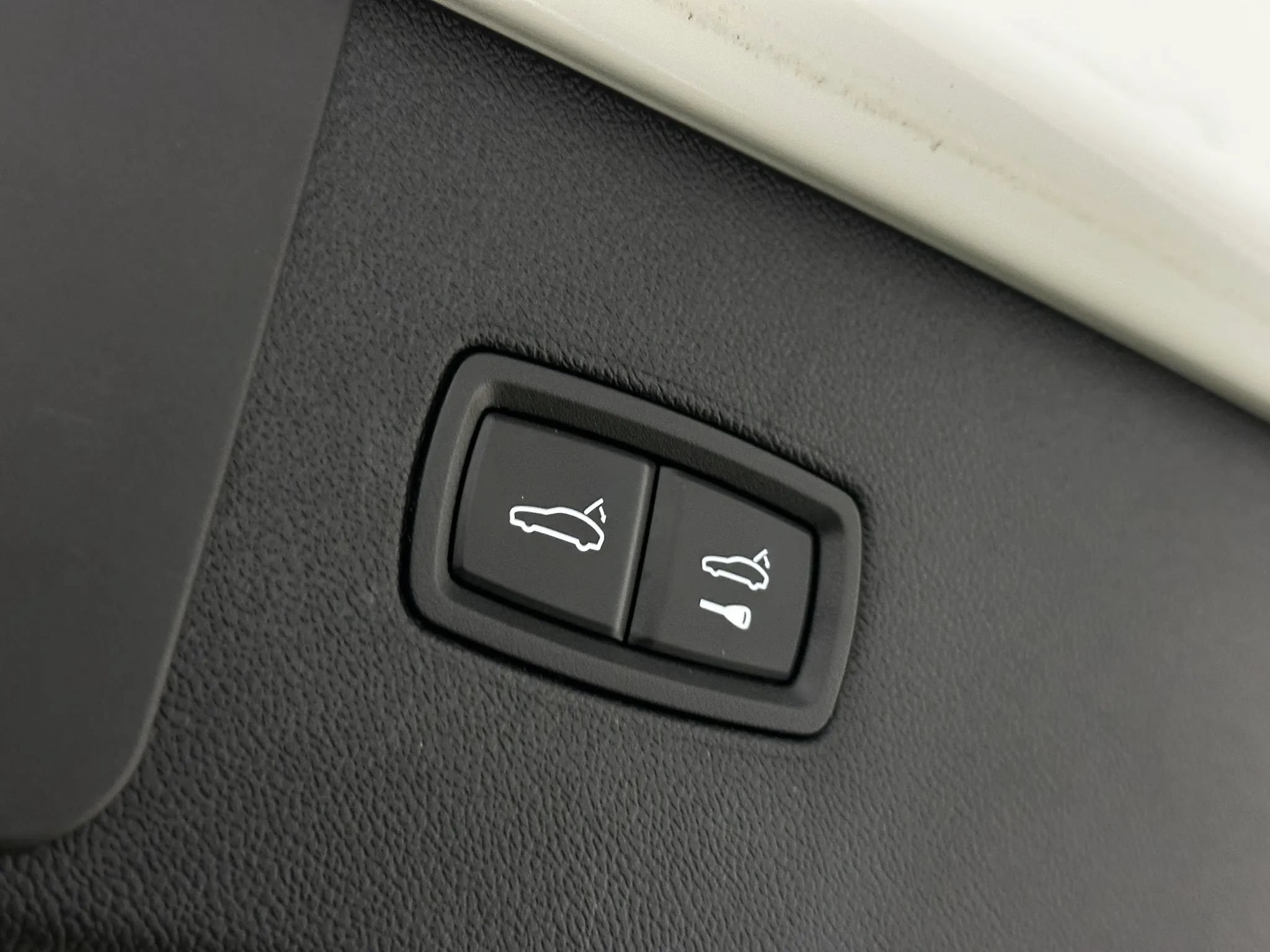 Used 2022 Porsche Cayenne w/ Premium Package AWD/4WD image 19