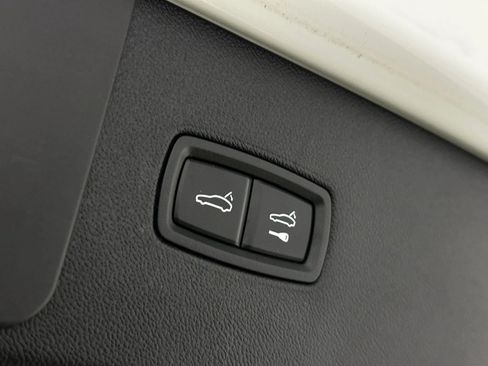 Used 2022 Porsche Cayenne w/ Premium Package AWD/4WD image 19