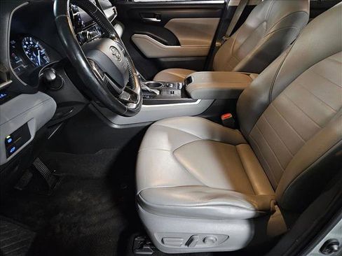 Used 2021 Toyota Highlander XLE image 16