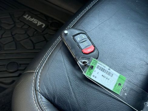 Used 2019 Jeep Wrangler Unlimited Sahara AWD/4WD image 37