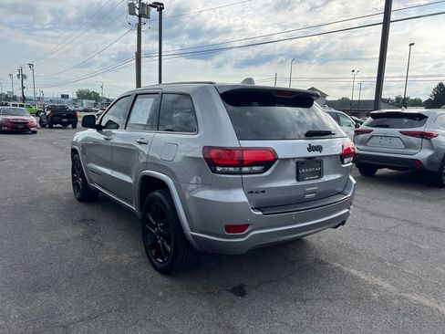 Used 2018 Jeep Grand Cherokee Altitude AWD/4WD image 3