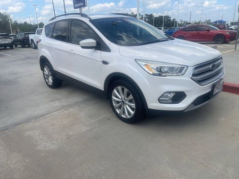 Used 2019 Ford Escape SEL image 2