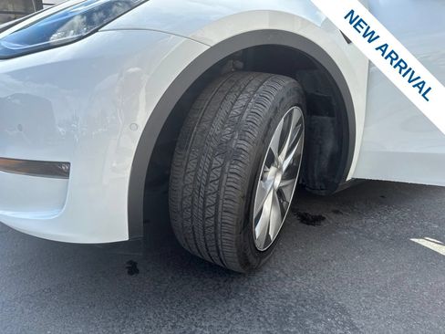Used 2022 Tesla Model Y Long Range AWD/4WD image 25