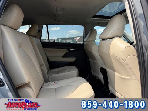 Used 2025 Toyota Highlander XLE AWD/4WD image 41