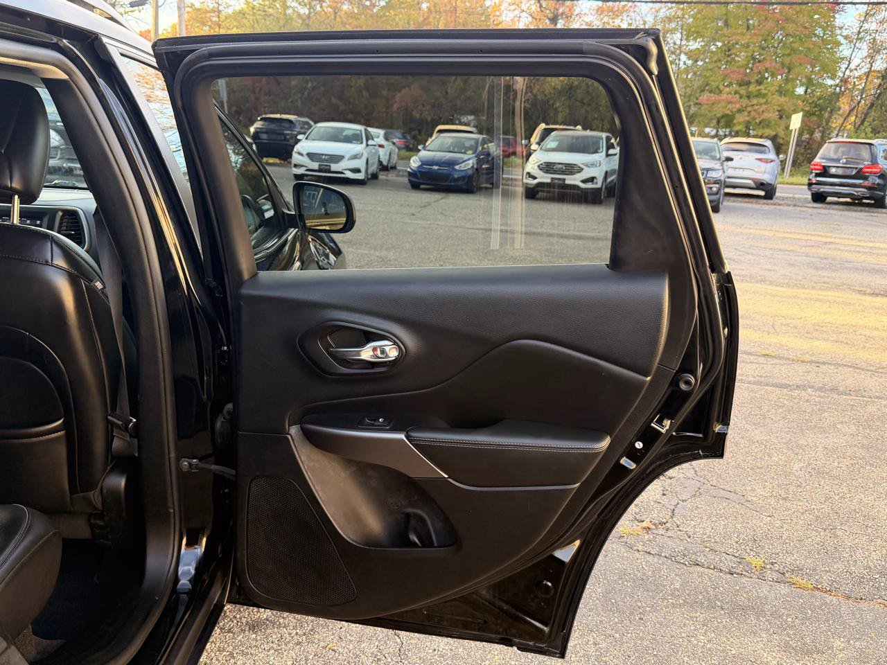 Used 2019 Jeep Cherokee Latitude Plus AWD/4WD image 22
