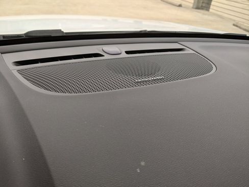 Certified 2025 Volvo XC40 B5 Ultra w/ Climate Package image 16