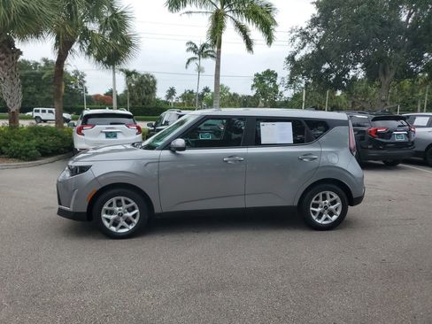 Used 2023 Kia Soul LX w/ LX Technology Package FWD image 2