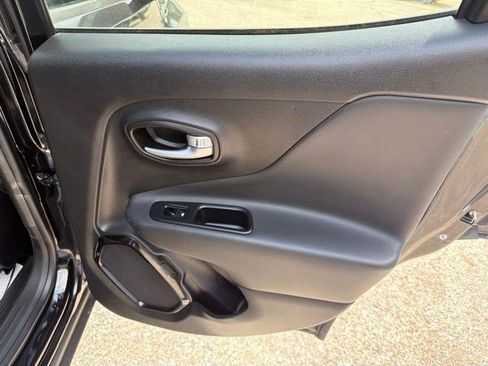 Used 2018 Jeep Renegade Altitude FWD image 17