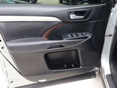 Used 2017 Toyota Highlander XLE image 28