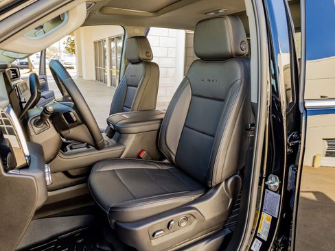 Used 2025 GMC Sierra 3500 Denali w/ Technology Package image 30