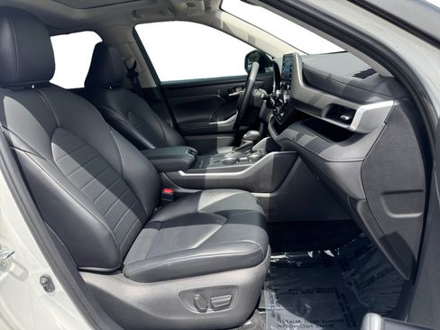 Used 2021 Toyota Highlander XLE FWD image 15
