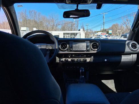 Used 2017 Toyota Tacoma TRD Off-Road w/ Premium & Technology Package image 25