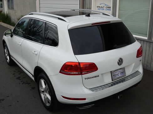 Used 2014 Volkswagen Touareg TDI image 17