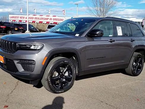 New 2025 Jeep Grand Cherokee Altitude image 4