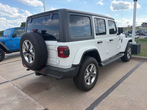Used 2018 Jeep Wrangler Unlimited Sahara AWD/4WD image 4