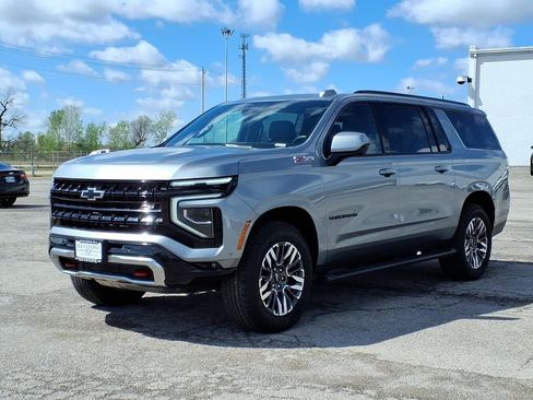Used 2025 Chevrolet Suburban Z71 image 3