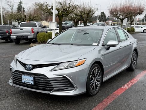 Used 2021 Toyota Camry XLE w/ Navigation Upgrade Package image 4